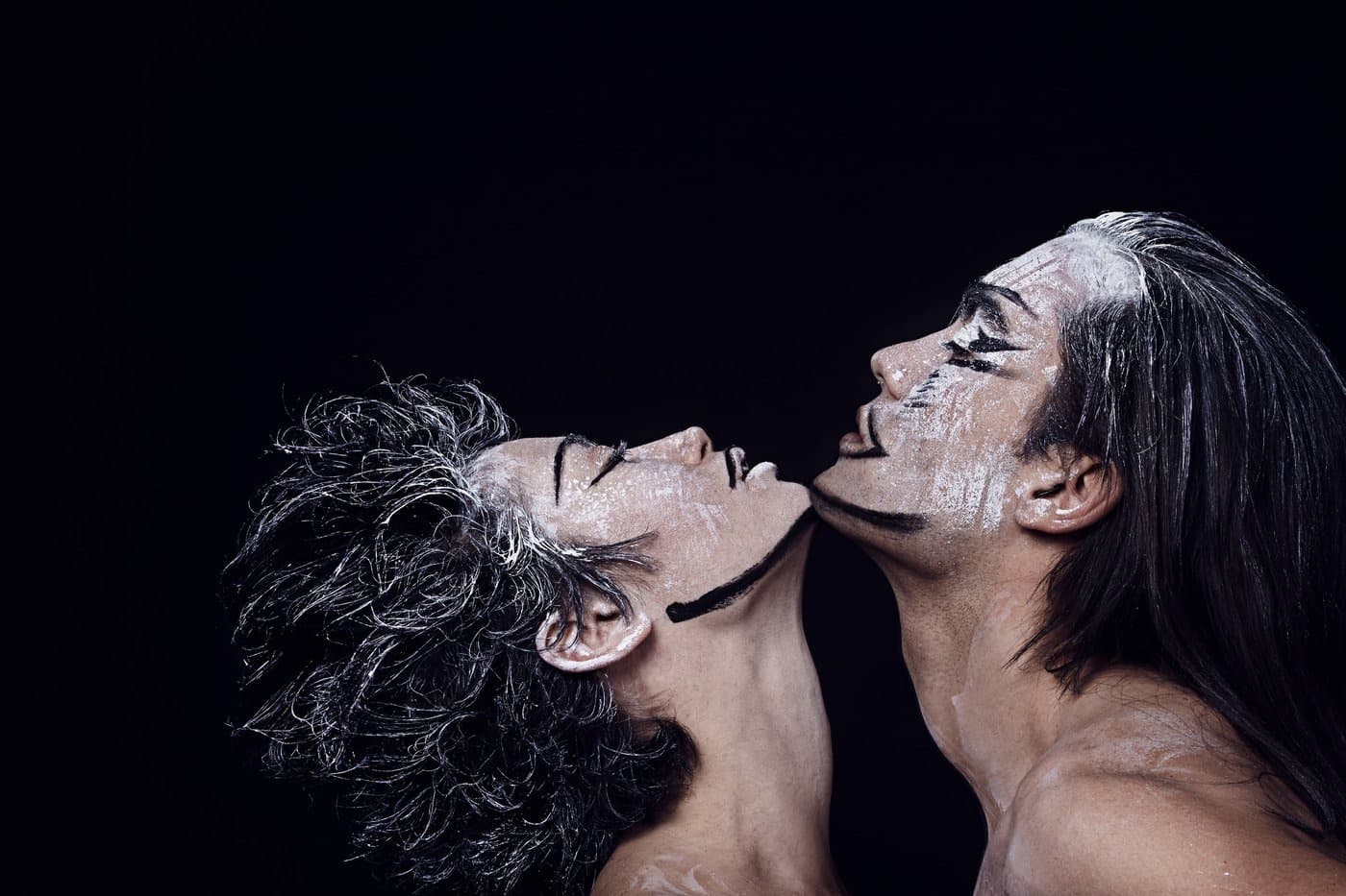 Due volti dipinti in bianco e nero, performance di Embody Art