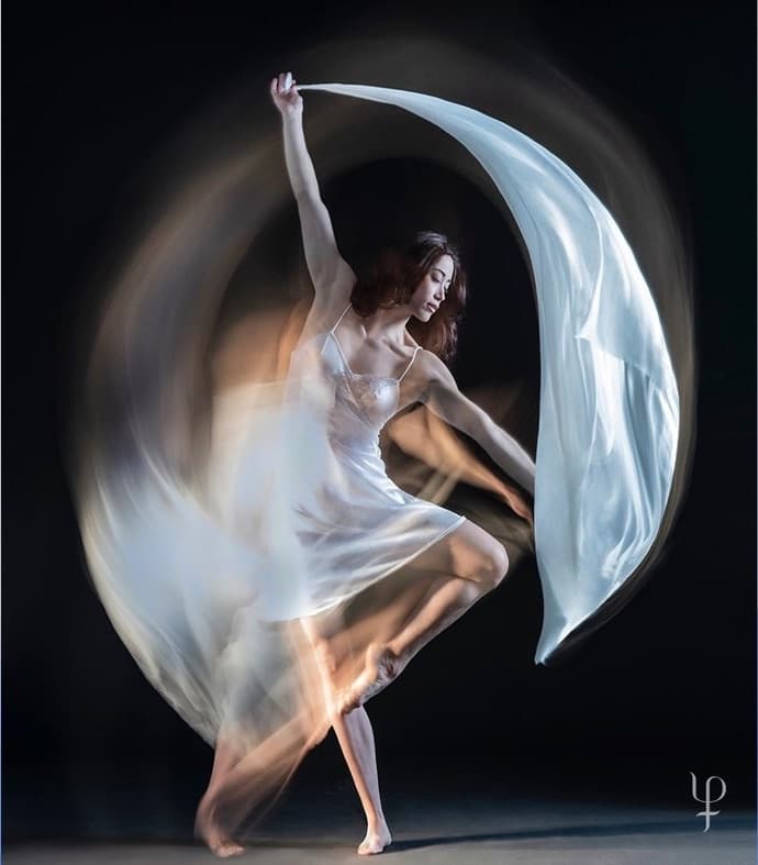 Francesca Peruzzi danza con un velo bianco, Libera Embody Art