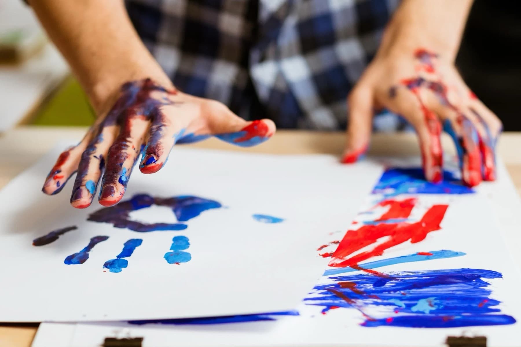 Mani colorate durante un'esperienza di arteterapia