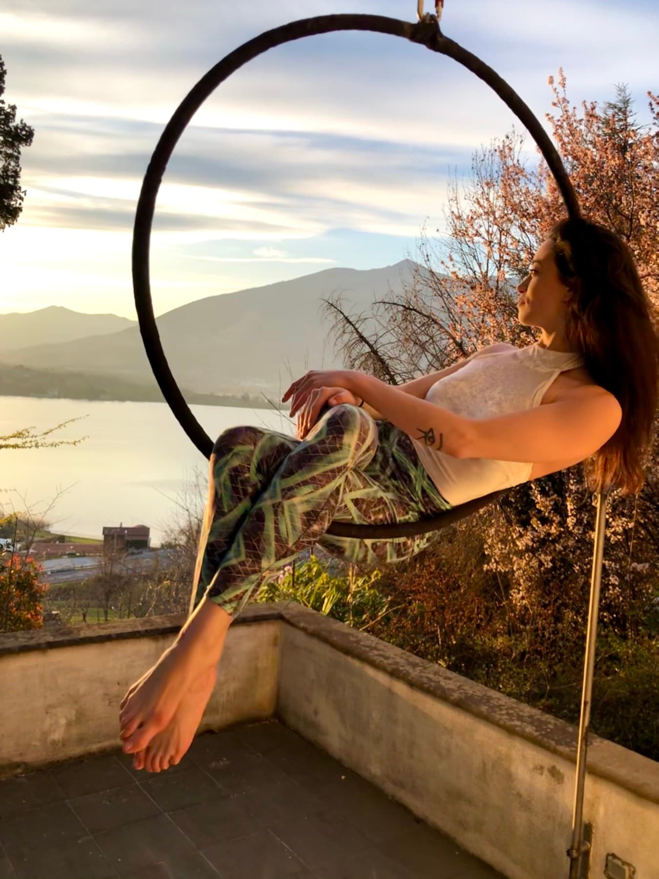 Francesca Peruzzi nel cerchio aereo davanti al lago