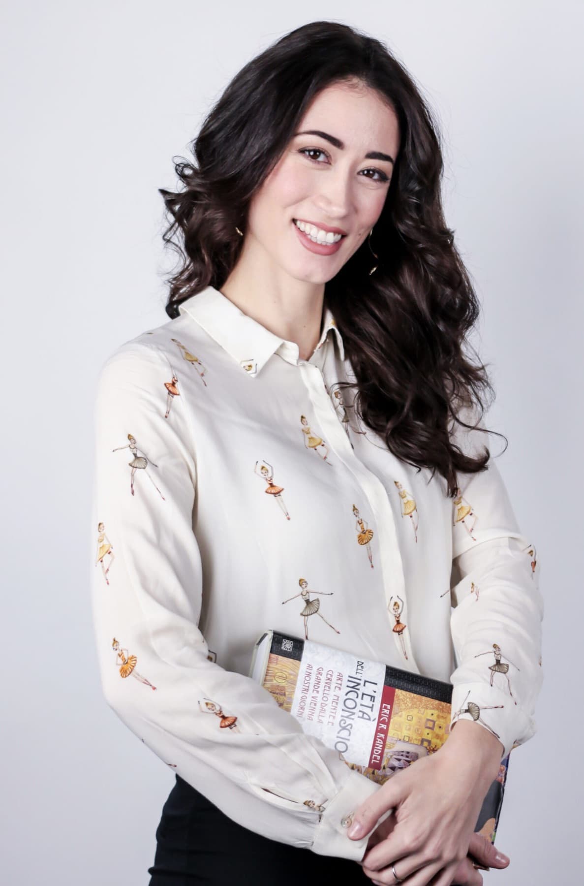 Francesca Peruzzi con un libro