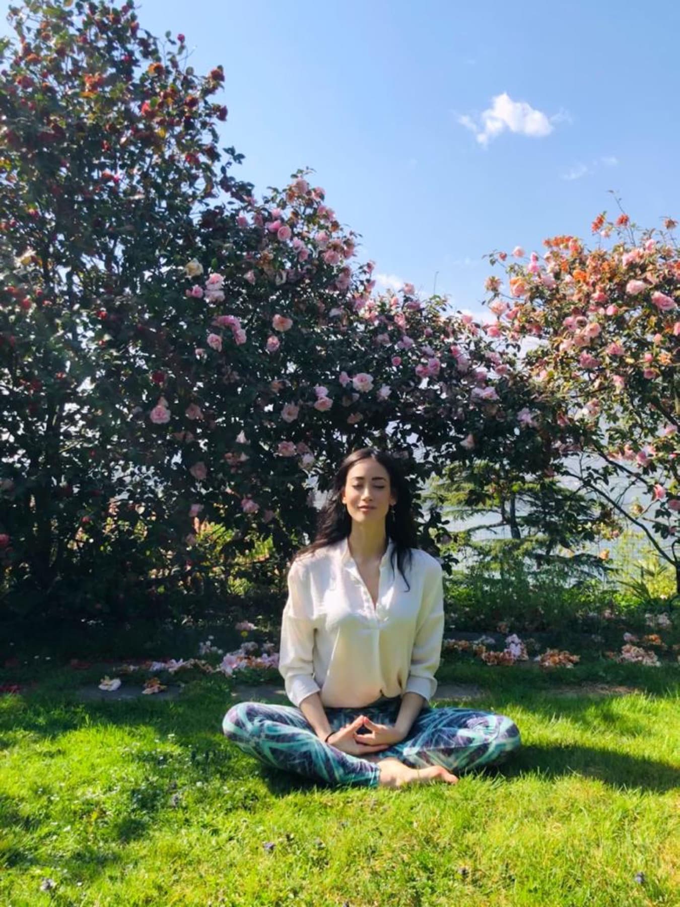 Francesca Peruzzi in meditazione in giardino