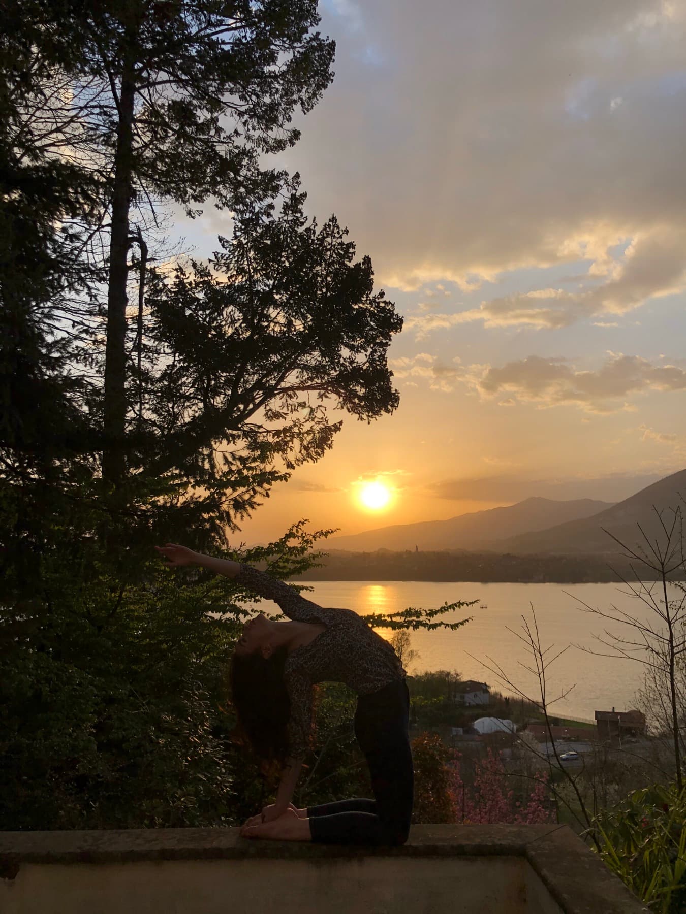 Silhouette di donna al tramonto sul lago